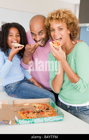 Familie zusammen Pizza essen Stockfoto