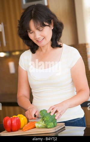 Frau Hacken Gemüse Stockfoto