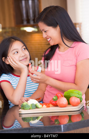 Mutter mit Tochter A Stück frisch gehackte Paprika Stockfoto
