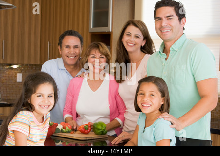 Familie Zubereitung zusammen Stockfoto