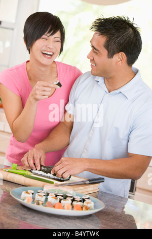Paar Sushi gemeinsam vorbereiten Stockfoto