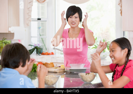 Kinder spielen Kampf beim Frühstück Stockfoto