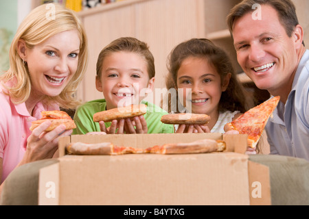Familie zusammen Pizza essen Stockfoto