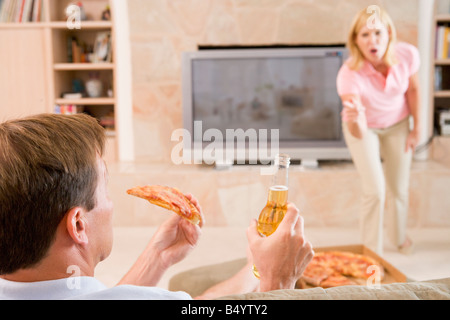 Frau Mann aus zu sagen, für Bier und Pizza essen Stockfoto