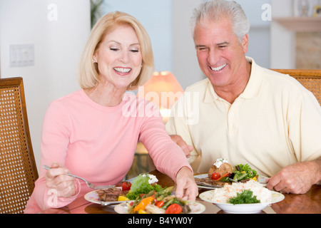 Ältere Paare genießen gesunde Mahlzeit zusammen Stockfoto