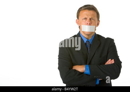 Geschäftsmann mit verschränkten Armen und den Mund mit Klebeband geschlossen Stockfoto