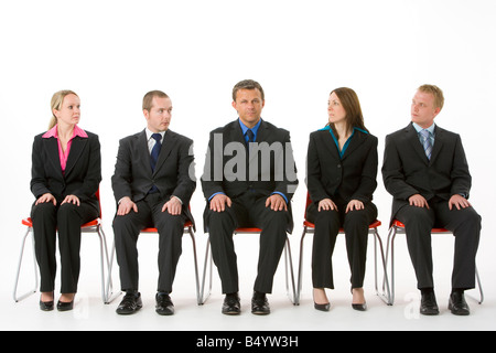 Gruppe von Geschäftsleuten, die sitzen In einer Linie Stockfoto