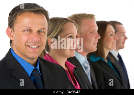 Gruppe von Geschäftsleuten In einer Linie lächelnd Stockfoto