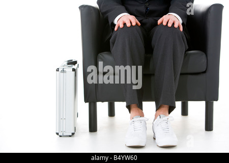 Halten, tragen Turnschuhe Geschäftsmann Stockfoto