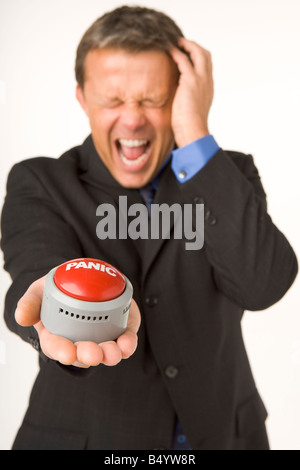 Geschäftsmann eine Panik-Taste gedrückt halten Stockfoto