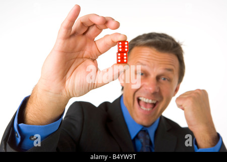 Geschäftsmann Holding zwei rote Würfel Stockfoto