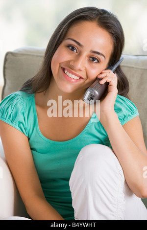 Teenager-Mädchen im Chat am Telefon Stockfoto