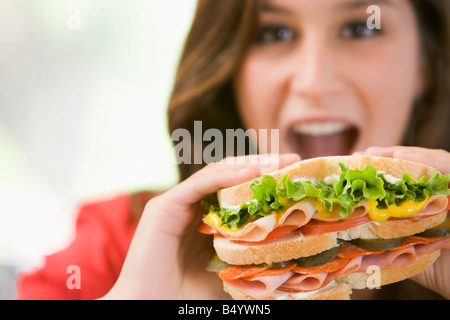 Teenager-Mädchen essen Sandwich Stockfoto