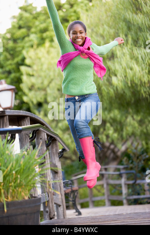 Teenager-Mädchen im freien herumtollen Stockfoto