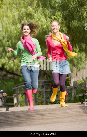 Zwei Mädchen im Teenageralter im Park joggen