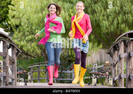 Zwei Mädchen im Teenageralter im Park joggen