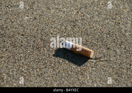 eine Zigarette Stub Straße Straße Stock verworfen Stockfoto