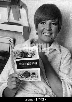 Cilla Black Pop-Sängerin Entertainer liest die Straßenverkehrsordnung, die Vorbereitung auf ihre Fahrprüfung 1966 Stockfoto