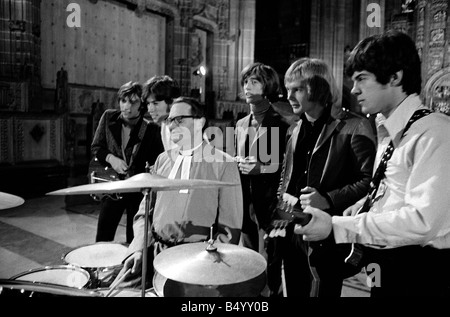 Die Bee Gees Pop Gruppe in Kirche 20 12 1967 Stockfoto