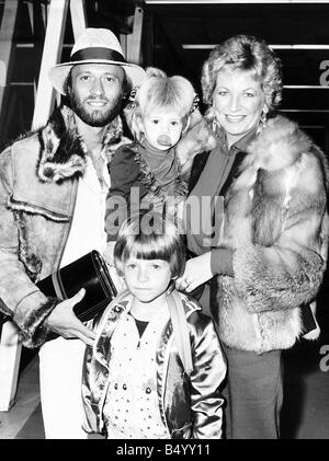 Die Bee Gees-Pop Gruppe 1982 Maurice Gibb und Frau Yvonne und Kinder Samantha und Adam Stockfoto