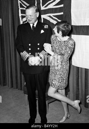 Cilla Black Pop-Sängerin-Entertainerin mit Admiral Sir Desmond Dreyer 1966 Stockfoto