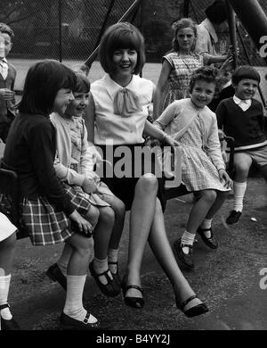 Cilla Black Pop Sänger Entertainer in s Kinderspielplatz Coram Felder London Stockfoto