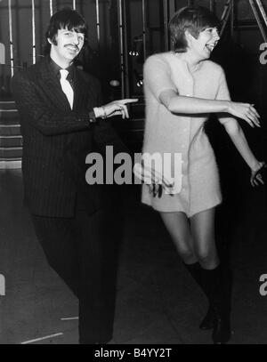 Cilla Black Pop Sänger Entertainer Tanz mit Ringo Starr Soft Shoe Shuffle 1968 Stockfoto