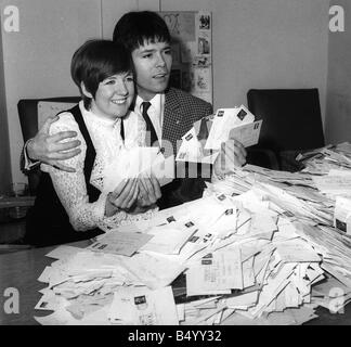 Cilla Black Pop-Sängerin-Entertainerin mit Cliff Richard in 1968 mit Stimmen für Song For Europe Stockfoto