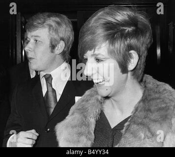 Cilla Black Pop-Sängerin Entertainerin mit ihren Road-Manager 1966 Stockfoto