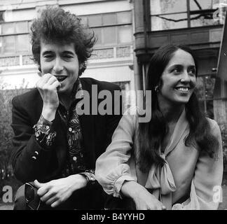 Bob Dylan amerikanische Folk-Sängerin mit Joan Baez im Savoy Gardens auf der Thames Embankment 1965 Stockfoto