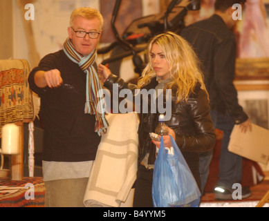 VERFÜGBAR FÜR SYNDICATION 26 11 04 BILLIE PIPER, GEBEN AUFTAUCHT EHEMANN CHRIS ENTFREMDETE EVANS EINE HAND MIT SEINEM FEUER-VERKAUF AN CAMDENS STABIL S FOTO PHIL HARRIS SPIEGEL SHOWBIZ SPIEGEL SHOWBIZ Stockfoto