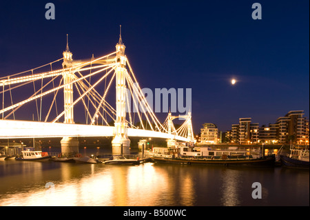 Beleuchtete Albert Brücke aus Chelsea Embankment bei Nacht London Vereinigtes Königreich Stockfoto