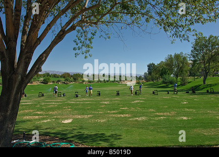 Driving Range Indian Wells Golf Resort Indian Wells, angrenzend an Palm Desert CA Coachella Valley in der Nähe von Palm Springs Sprinkler Stockfoto