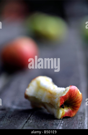gegenübergestellt mit differential fokussierte gefressenes Äpfel Apfel-Kern Stockfoto