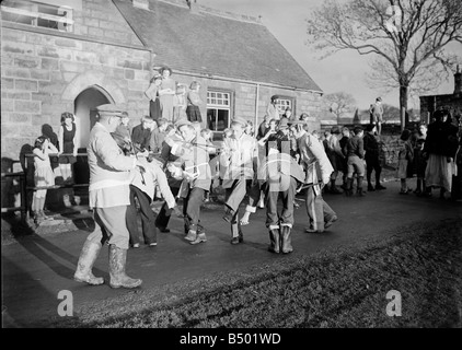 Goathland Plough Stots Yorkshire County Danceteam Durchführung alten Zeremonie vor jedem Haus im Dorf Goatland, Yorks tanzen.  Goathland Plough Stots sind ein seltenes Beispiel für eine ehemals weit verbreiteten ländliche Tradition, die erkannten die Bedeutung des Pfluges und feierten ihn mit Schwert, Tanz, Musik und folk spielt. Ähnliche Traditionen sind dafür bekannt, existiert haben, in anderen Teilen von Yorkshire, Lincolnshire, Derbyshire und Northumberland, wo sie als "Pflug-Boys", "Bullock Jungs", "Ploo Jags" (Pflug Buchsen) und "Fond oder Narr Pflug" bekannt waren. Januar 1950 022214/1 Stockfoto