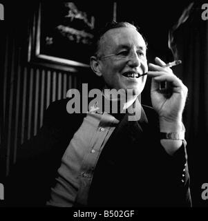 Ian Fleming Autor der Schöpfer von James Bond 1963 Stockfoto