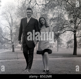 Johnny Cash Mai 1968, ist bekannt, wie die Legende der Country und Western Musik in Großbritannien mit seiner Frau June Carter kam, die sie in Amerika vor einigen Wochen verheiratet waren und sind hier durch London und den Provinzen Country-Sänger der 1960er Jahre Stockfoto