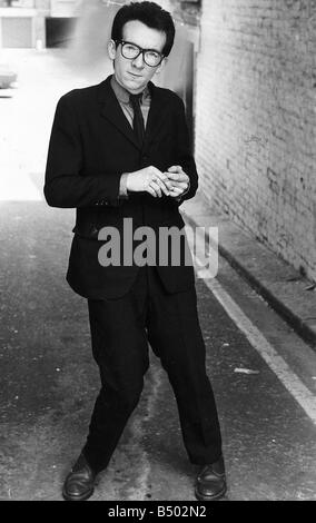 Elvis Costello Pop Sängerin während mit seiner Gruppe The Sehenswürdigkeiten Stockfoto
