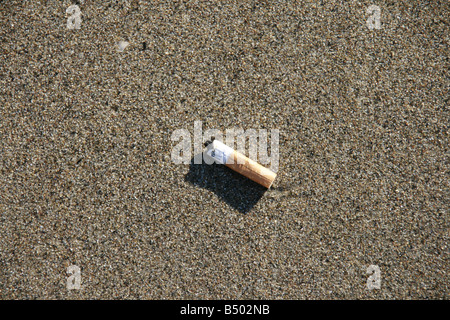 eine Zigarette Stub Straße Straße Stock verworfen Stockfoto