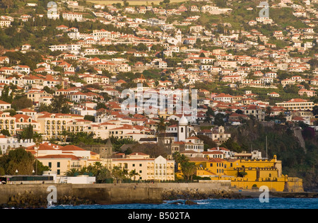 Östlichen Bezirken von Funchal Madeira mit dem gelben Forte de Sao Tiago Stockfoto