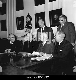 Sir Alf Ramsey England Manager bei Lancaster Gate Februar 1963 mit dem FA-Auswahlausschuss Dennis folgt Joe Richards Graham Doggart sitzend und stehend Sid Collings Joe Mears Stockfoto