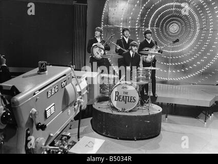 John Lennon-Paul McCartney George Harrison und Ringo Starr stellen am Set von Top of Pops, bevor die Beatles erste jemals-pro Live Stockfoto