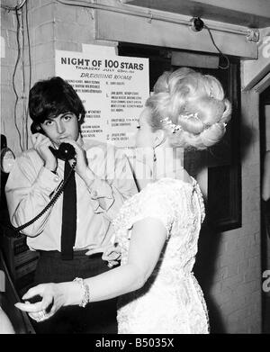 Beatles-Dateien 1964 Paul McCartney auf dem Telefon stehen neben Zsa Zsa Gabor während der Proben für die Nacht ein hundert Sterne 14. Juli 1964 Stockfoto