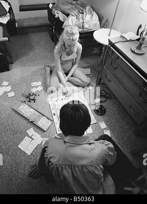 Beatles-Dateien 1964 George Harrison genießt Agame Monopoly mit Sängerin Jackie De Shannon im Lafayette Motor Inn Atlantic City am 30. August 1964 Stockfoto