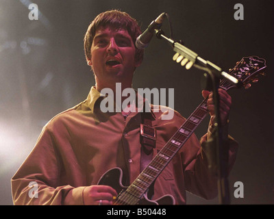 Oasis Konzert Aberdeen September 1997 Noel Gallagher auf der Bühne Exhibition and Conference Centre in Aberdeen singen, spielen Gitarre Mikrofon Stockfoto