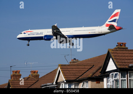 British Airways Airbus A321 Flugzeug landet auf dem Flughafen London. (41) Stockfoto