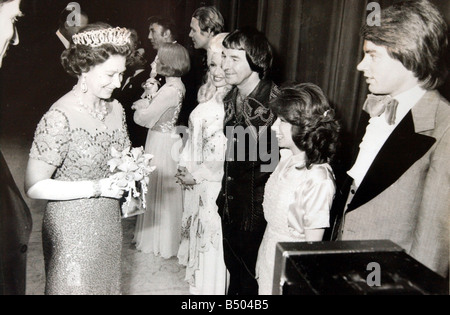 Sydney Devine Royal Command Performance 1973 sammeln von Sydney treffen die Königin im Jahr 1973 mit anderen berühmten Stars wie Frankie Howard an der Rückseite des Line-up David Seele Dolly Parton Lena Zavaroni und Alan Stewart Stockfoto