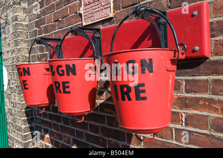 Drei rote Feuer Eimer und 1940er-Jahre Stil Bahnhof Stockfoto