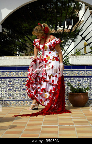 Schöne blonde mittleren gealterten spanische Frau in Tracht, Andalusien, Spanien Stockfoto