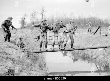 Papas Armee; Schauspieler Clive Dunn, Corporal Jones Ian Lavender als Hecht, James Beck als Private Walker, John Laurie als Frasier und Arnold Ridley als Godfrey, in der BBC Fernsehapparat Reihe Papas Armee gesehen Dreharbeiten an Originalschauplätzen in Thetford Norfolk spielt.; Die Besetzung eine Angriff Kurs Szene filmten.; 72 4866; © DM Stockfoto